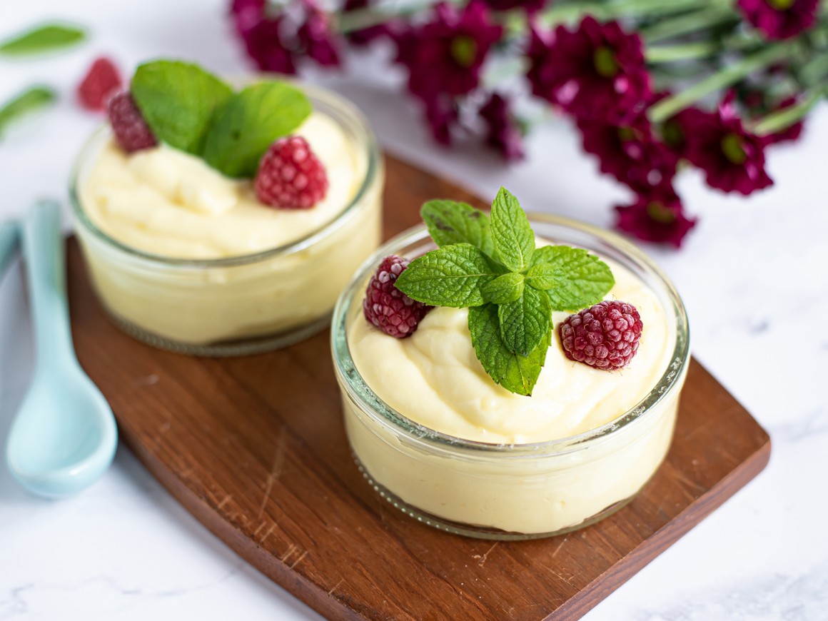 Vanillecreme mit Himbeeren