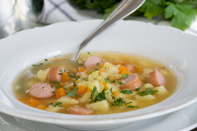 Möhrensuppe mit Würstchen