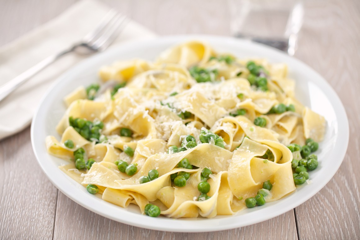 Nudeln mit Erbsen und Parmesan