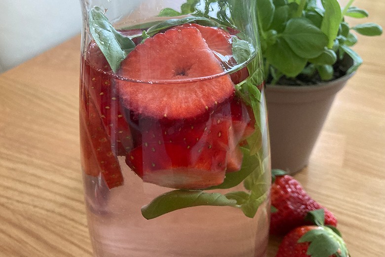 Infused Water mit Erdbeeren und Basilikum