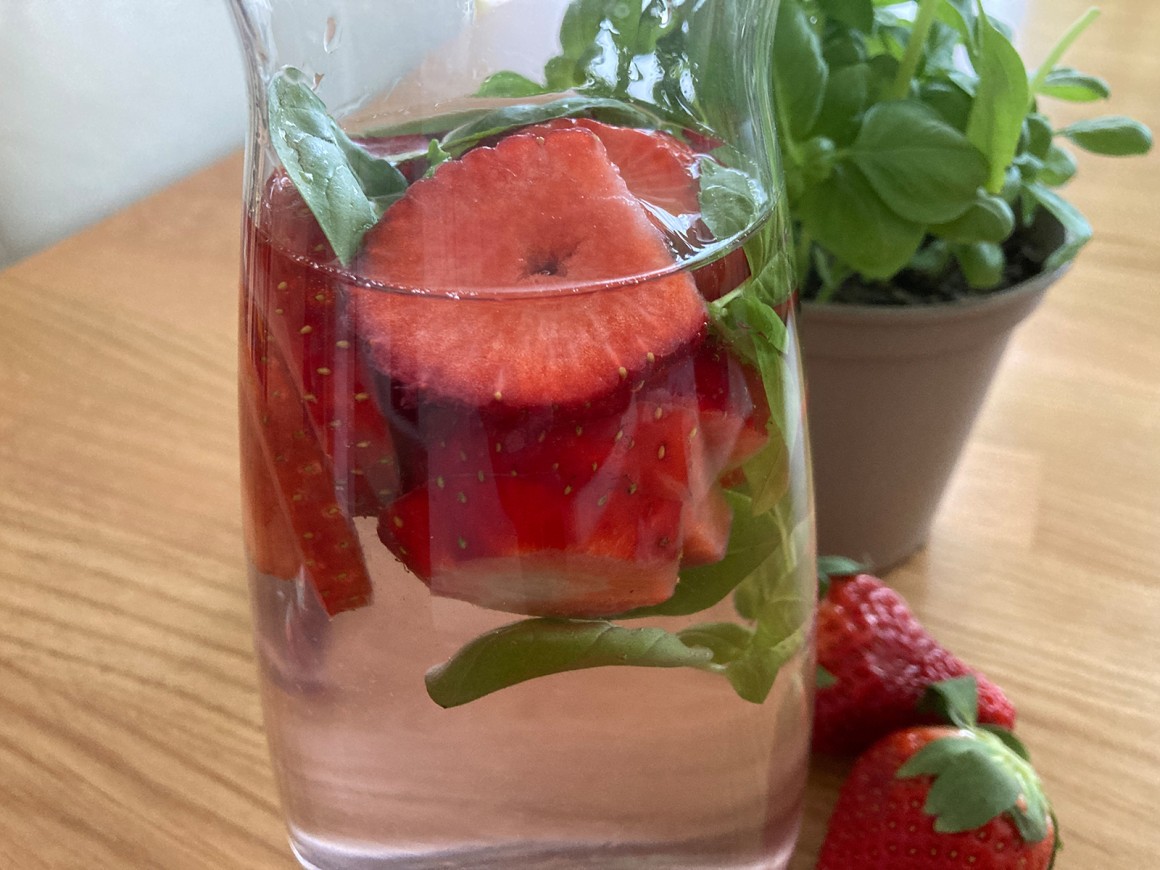 Infused Water mit Erdbeeren und Basilikum