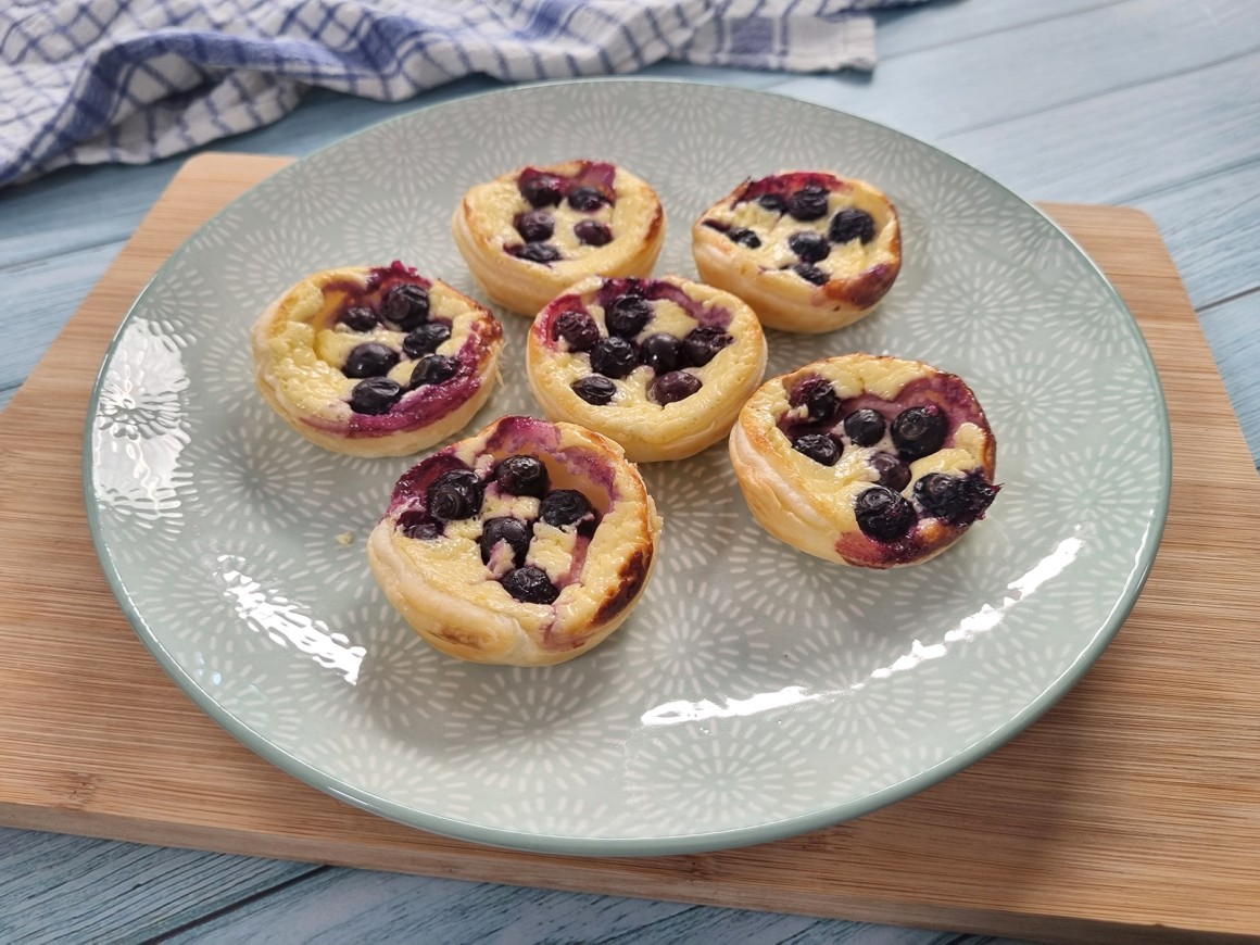 Blätterteigmuffins mit Frischkäse und Heidelbeeren