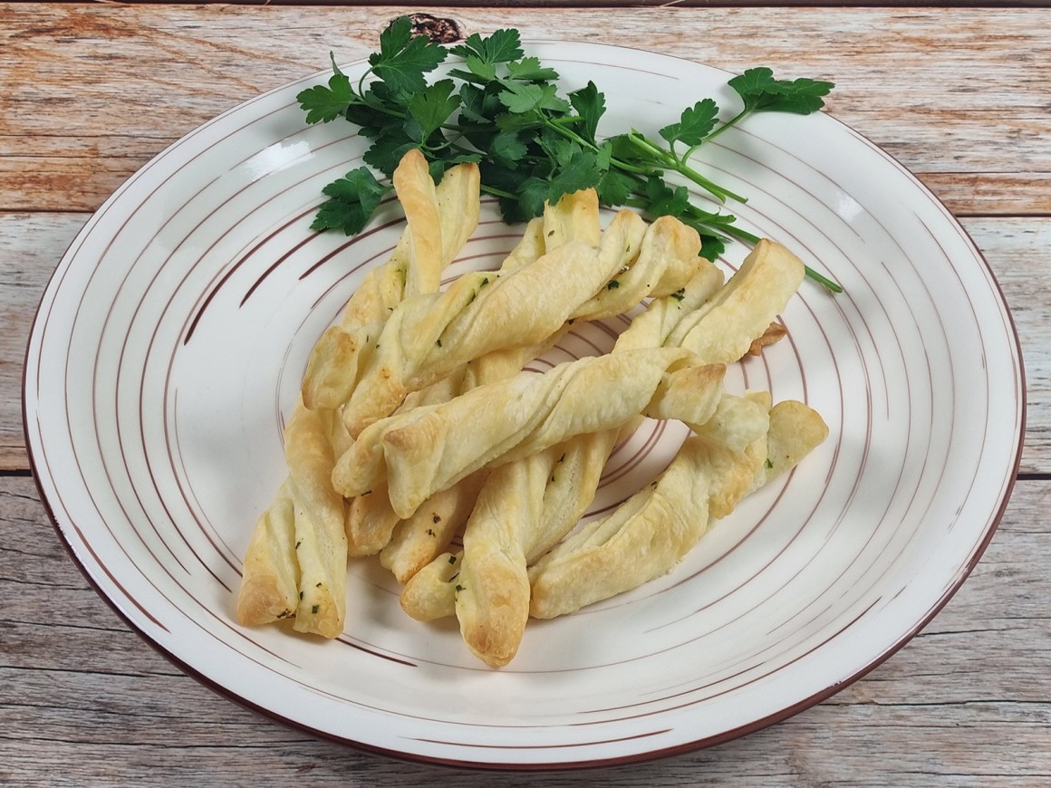 Blätterteigstangen mit Kräuterbutter