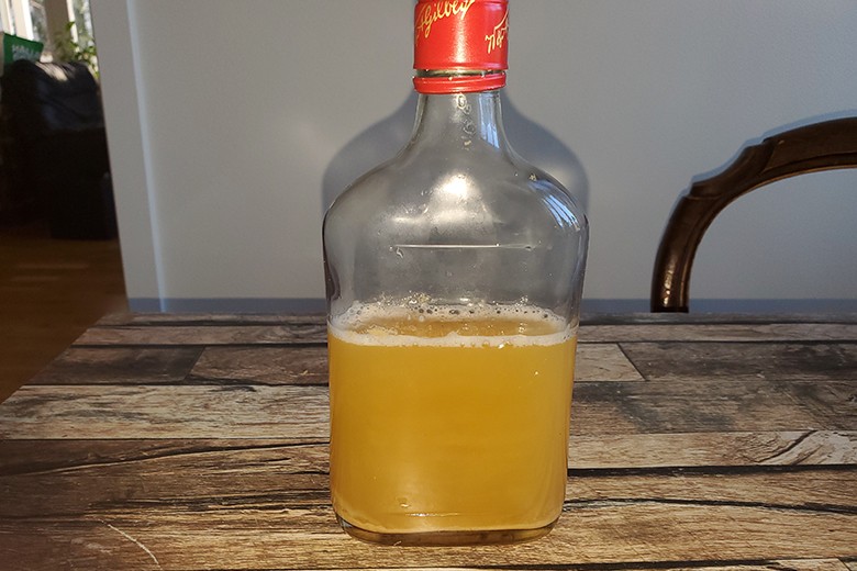 Selbstgemachter naturtrüber Honigwein