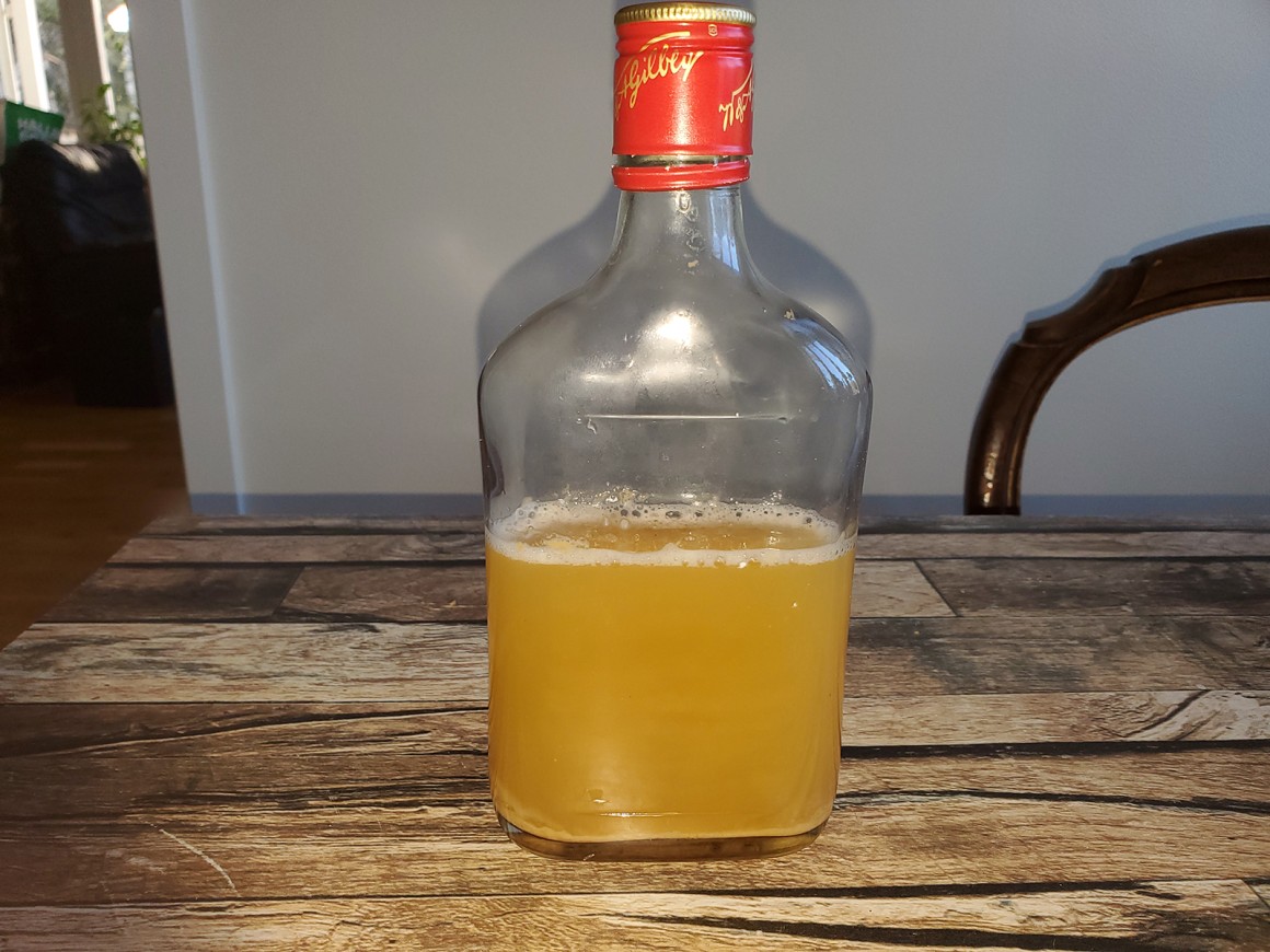 Selbstgemachter naturtrüber Honigwein