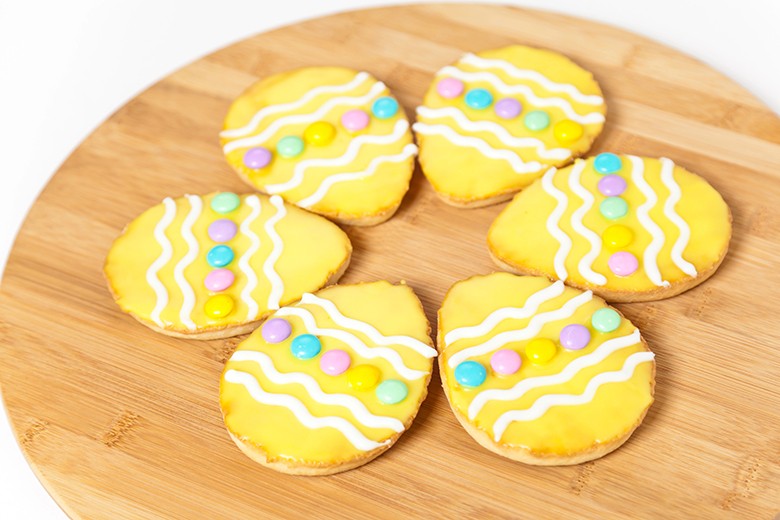 Osterplätzchen mit buntem Zuckerguss
