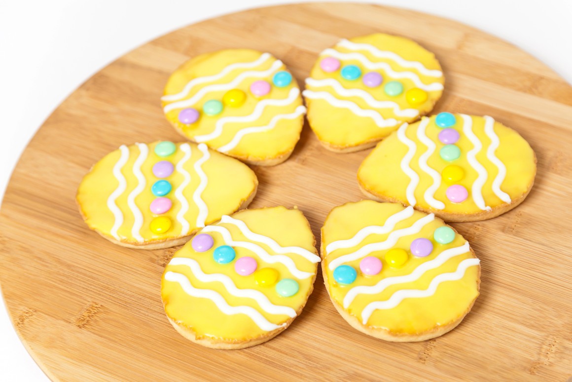 Osterplätzchen mit buntem Zuckerguss