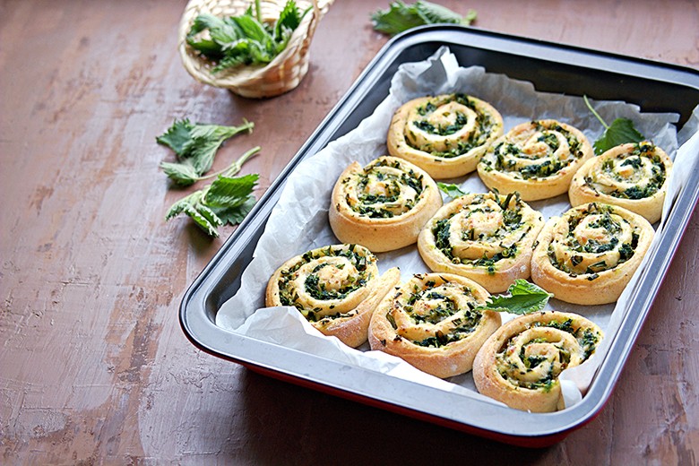 Hefeteigschnecken mit Brennnesselfüllung