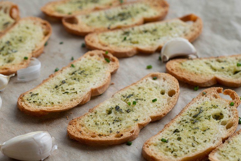 Brotchips mit Knoblauch selber machen