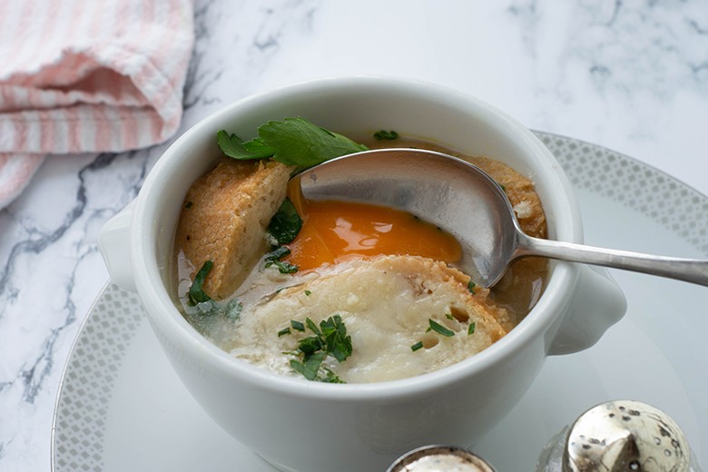 Brühe mit Eiern und Röstbrot