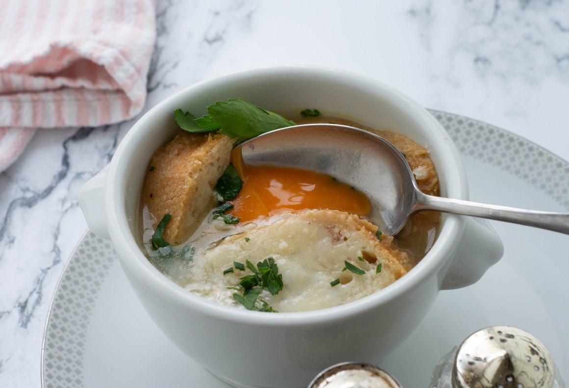 Brühe mit Eiern und Röstbrot
