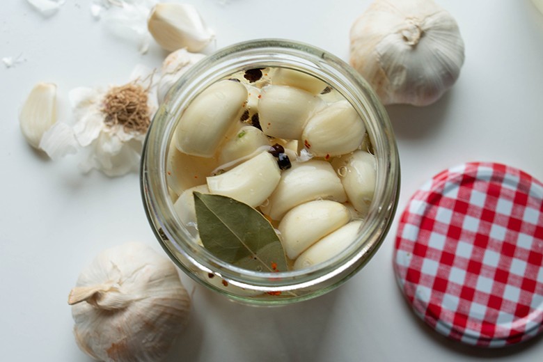 Eingelegter Knoblauch
