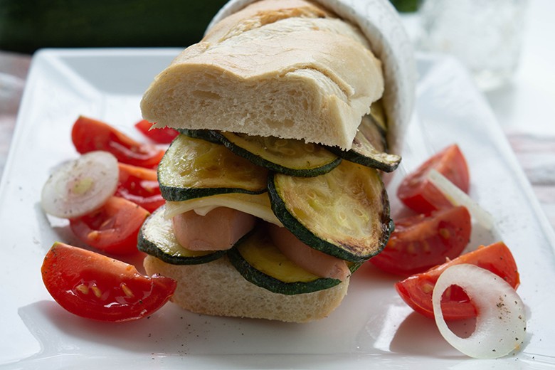 Wurstbrötchen mit Zucchini