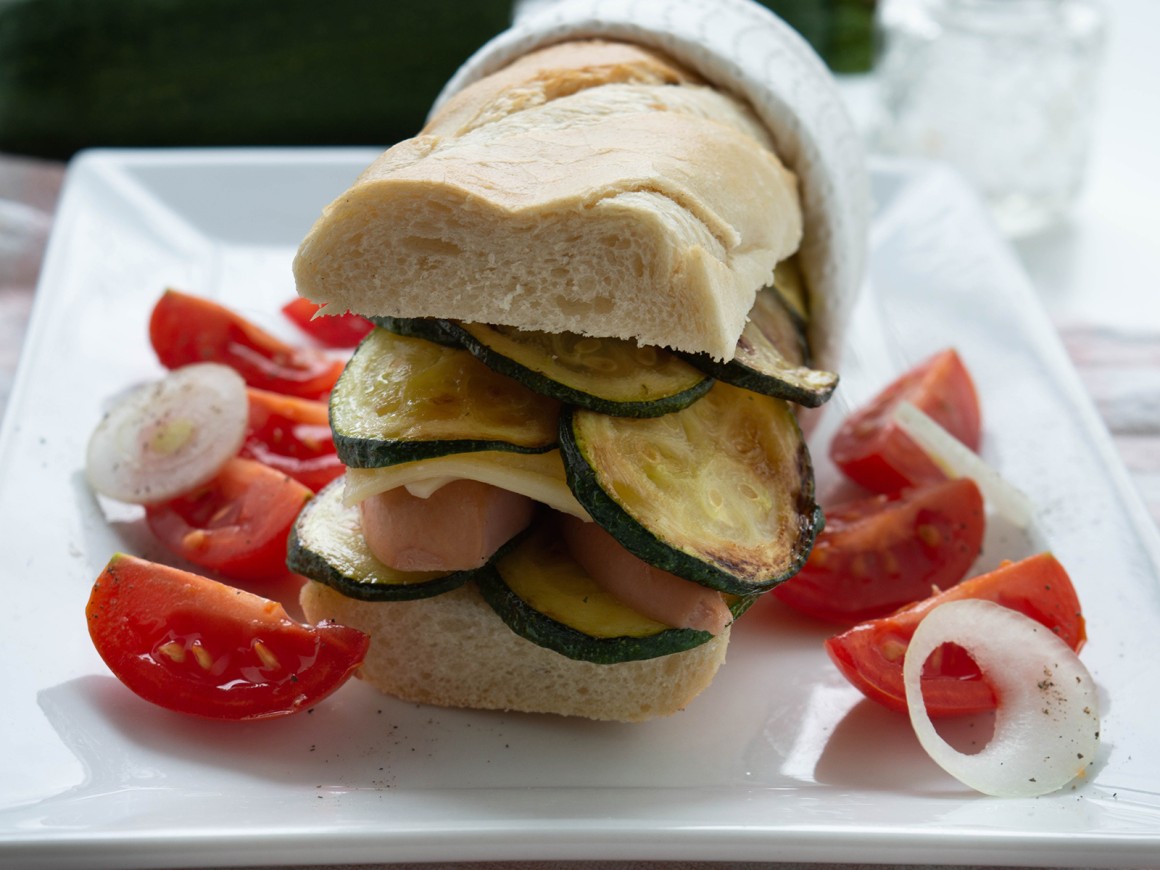 Wurstbrötchen mit Zucchini