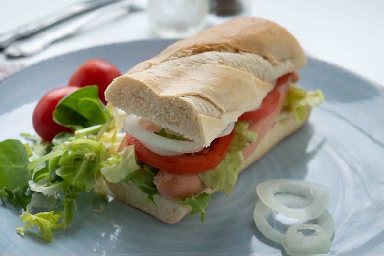 Wurstbrötchen mit Tomaten