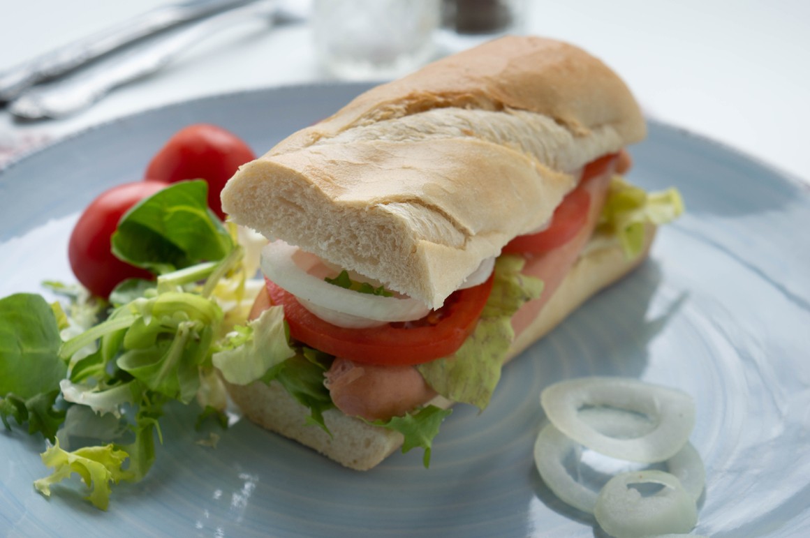 Wurstbrötchen mit Tomaten