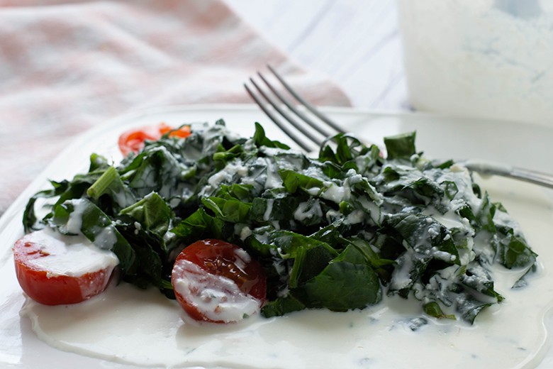Spinatsalat mit Knoblauch-Sahne-Dressing