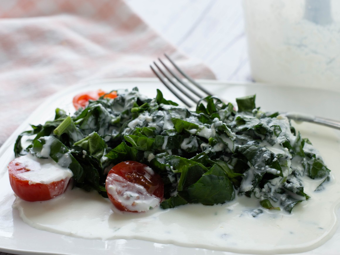 Spinatsalat mit Knoblauch-Sahne-Dressing
