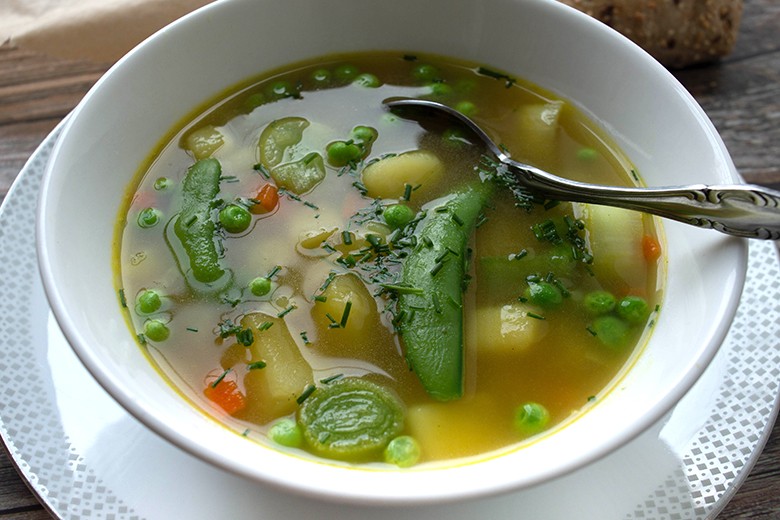 Klare Gemüsesuppe mit Kartoffeln