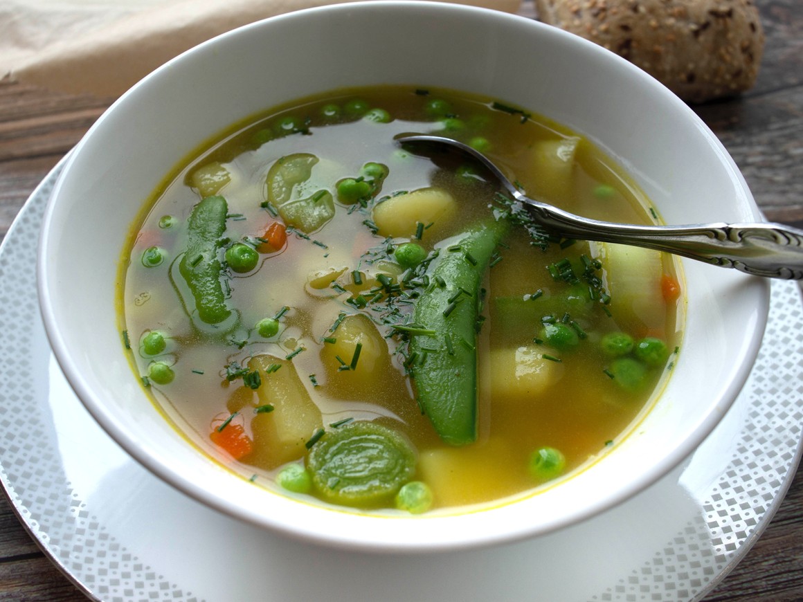 Klare Gemüsesuppe mit Kartoffeln - Rezept