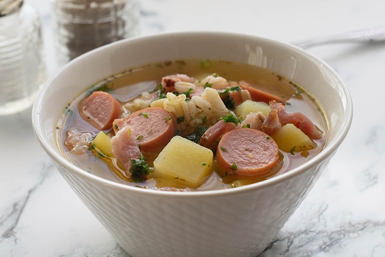 Graupensuppe mit Würstchen