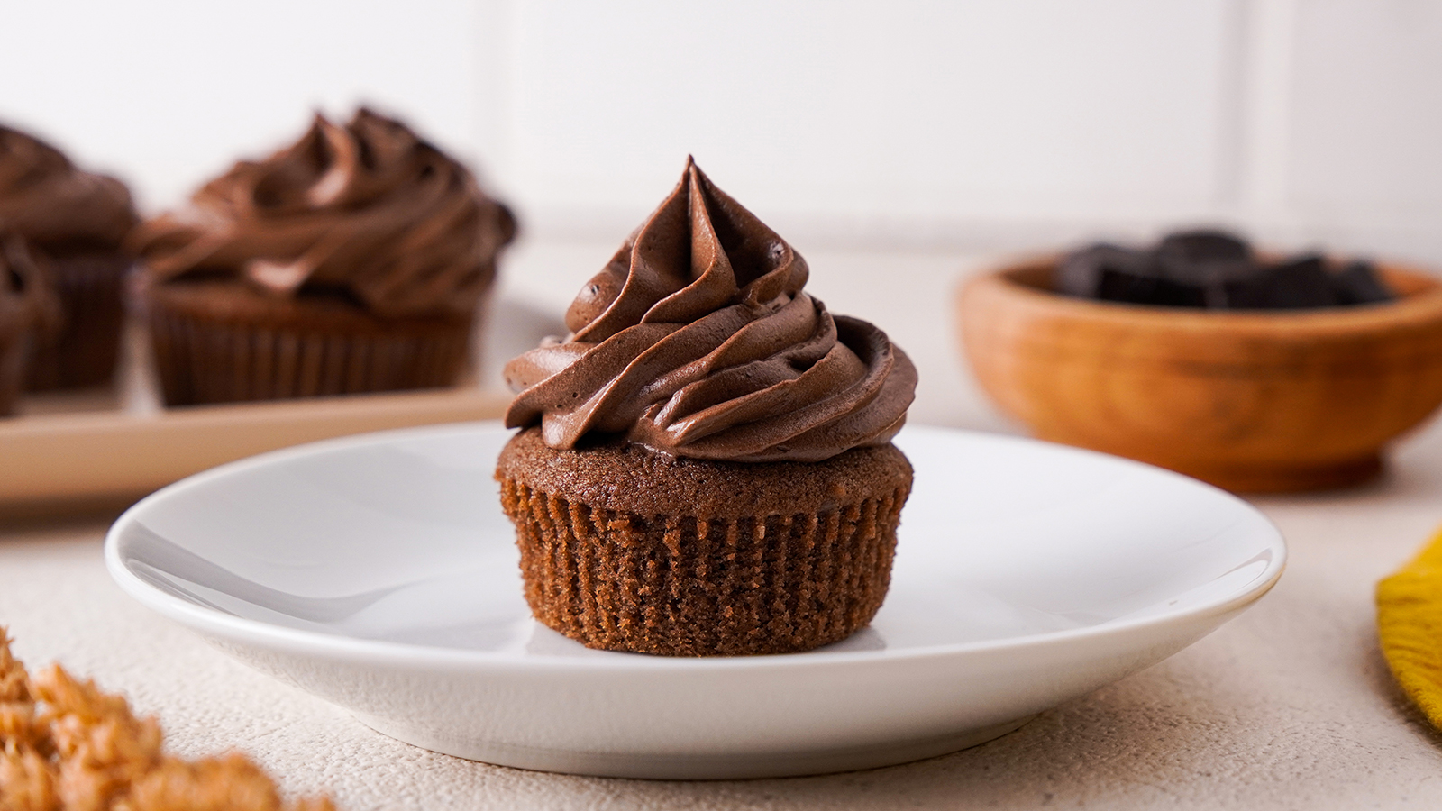 Schokoladen Cupcake Mit Streuseln Schokoladen Muffins Mit Zuckerguss Schokoladen Cupcake Mit Streuseln Schokoladen Muffins Mit Zuckerguss