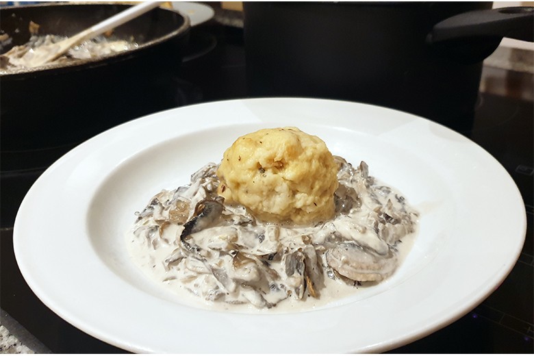 Semmelknödel mit Pilzrahmsoße