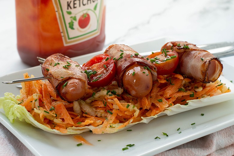 Wurstspieße mit Möhrensalat
