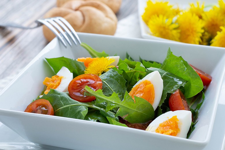 Löwenzahnsalat mit Tomaten