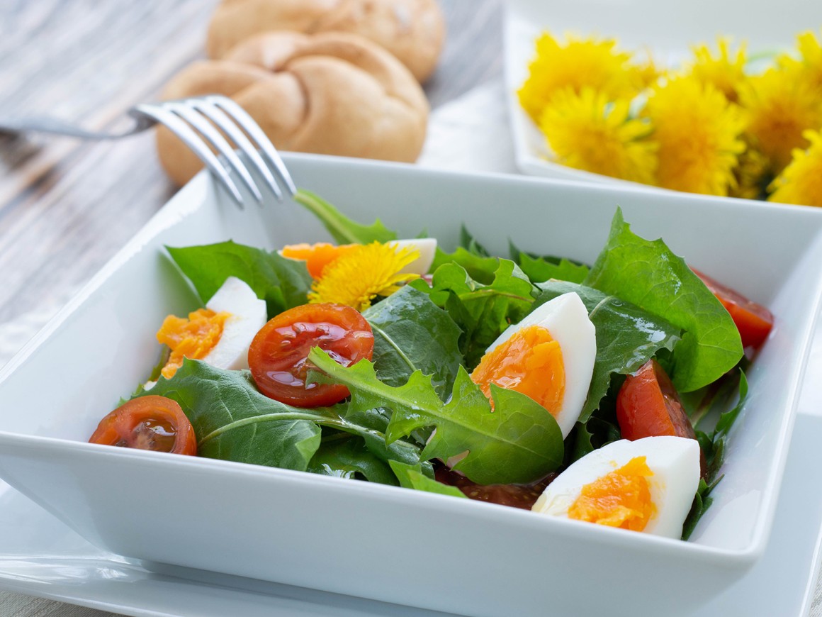 Löwenzahnsalat mit Tomaten - Rezept