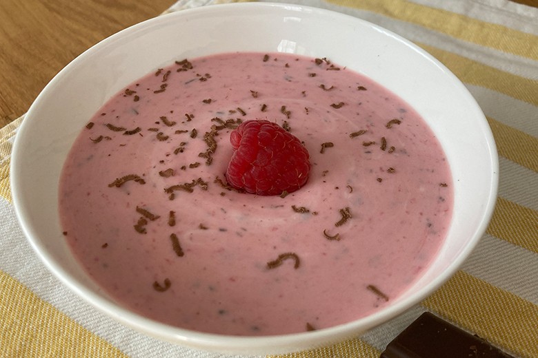 Stracciatella-Creme mit Himbeeren