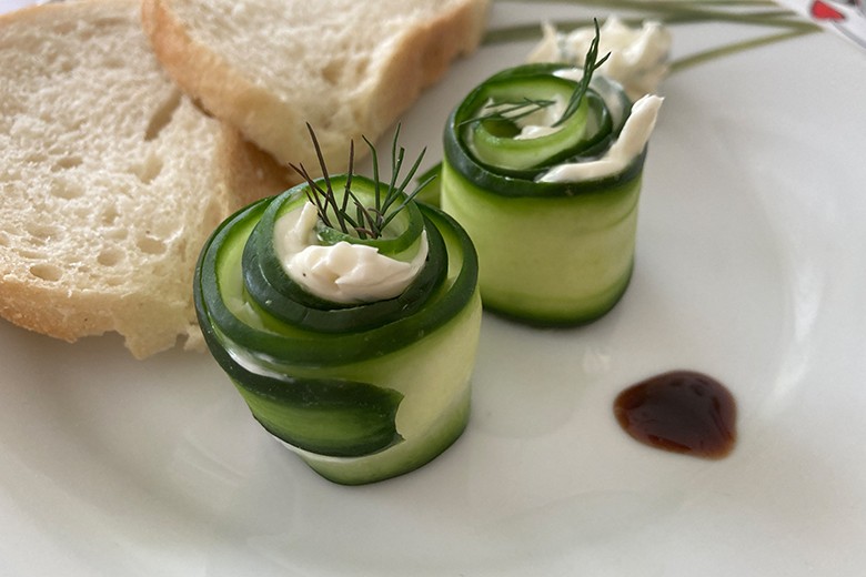 Gurkenröllchen mit Frischkäsefüllung