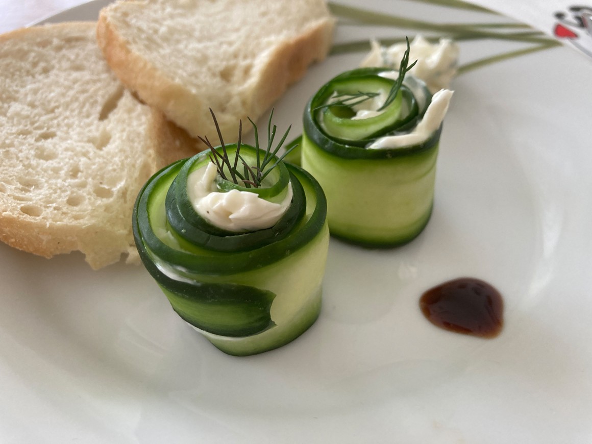 Gurkenröllchen mit Frischkäsefüllung