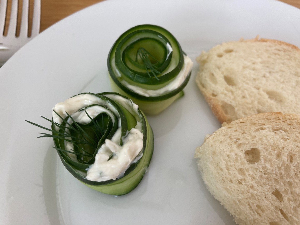 Gurkenröllchen mit Frischkäsefüllung