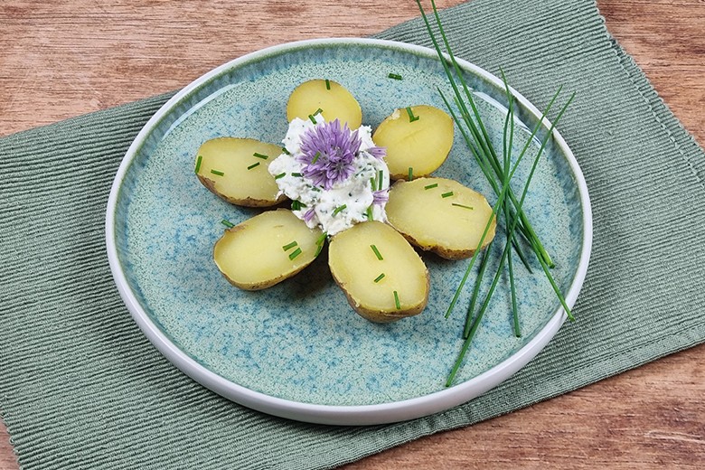 Kartoffeln mit Schnittlauchblüten-Dip