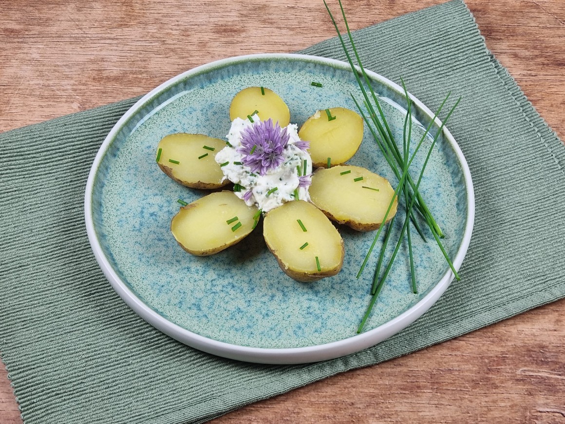 Kartoffeln mit Schnittlauchblüten-Dip
