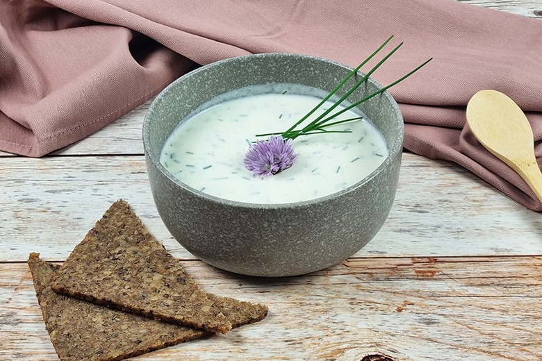 Kalte Frühlingssuppe mit Schnittlauchblüten