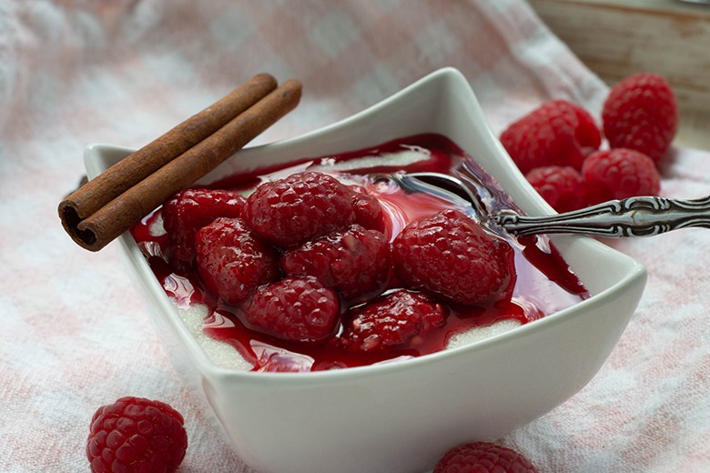 Kokosgrieß mit Glühwein-Himbeeren