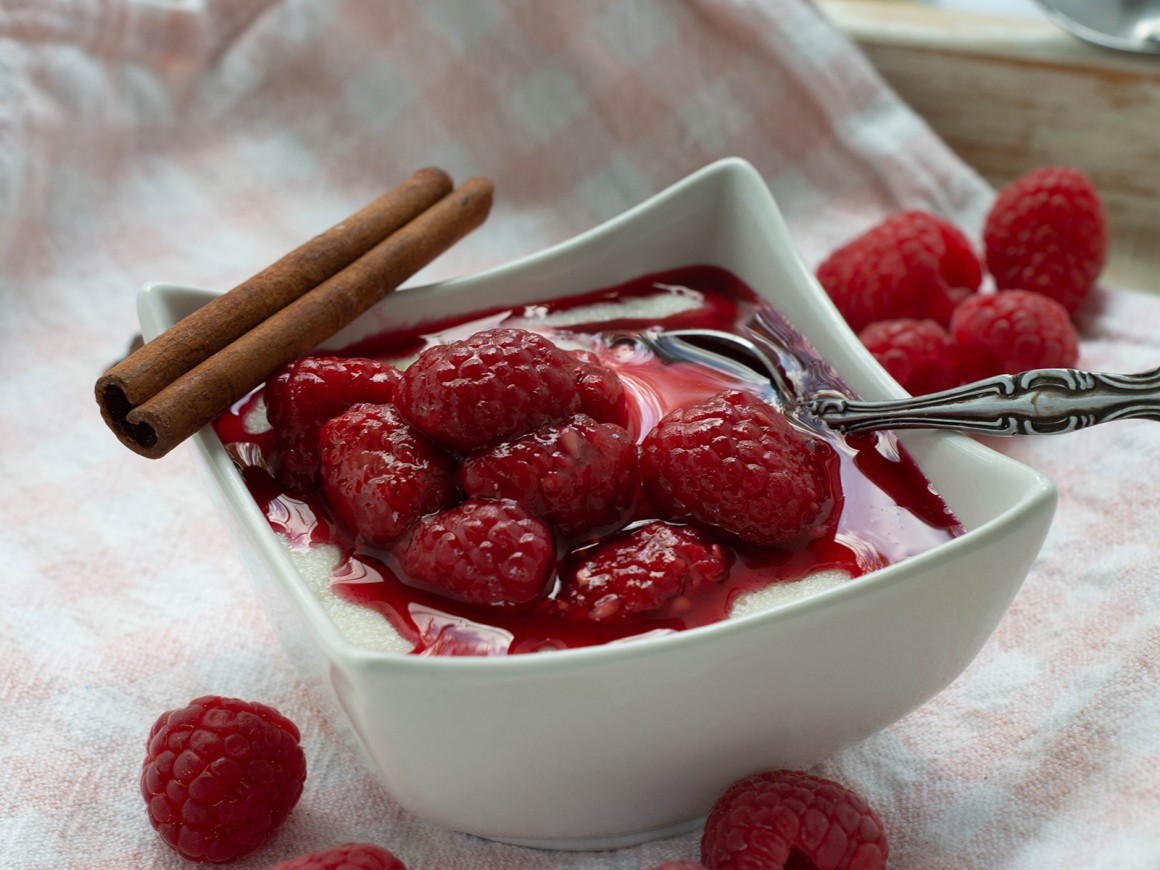 Kokosgrieß mit Glühwein-Himbeeren