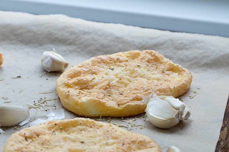 Wolkenbrot mit Knoblauch und Mozzarella