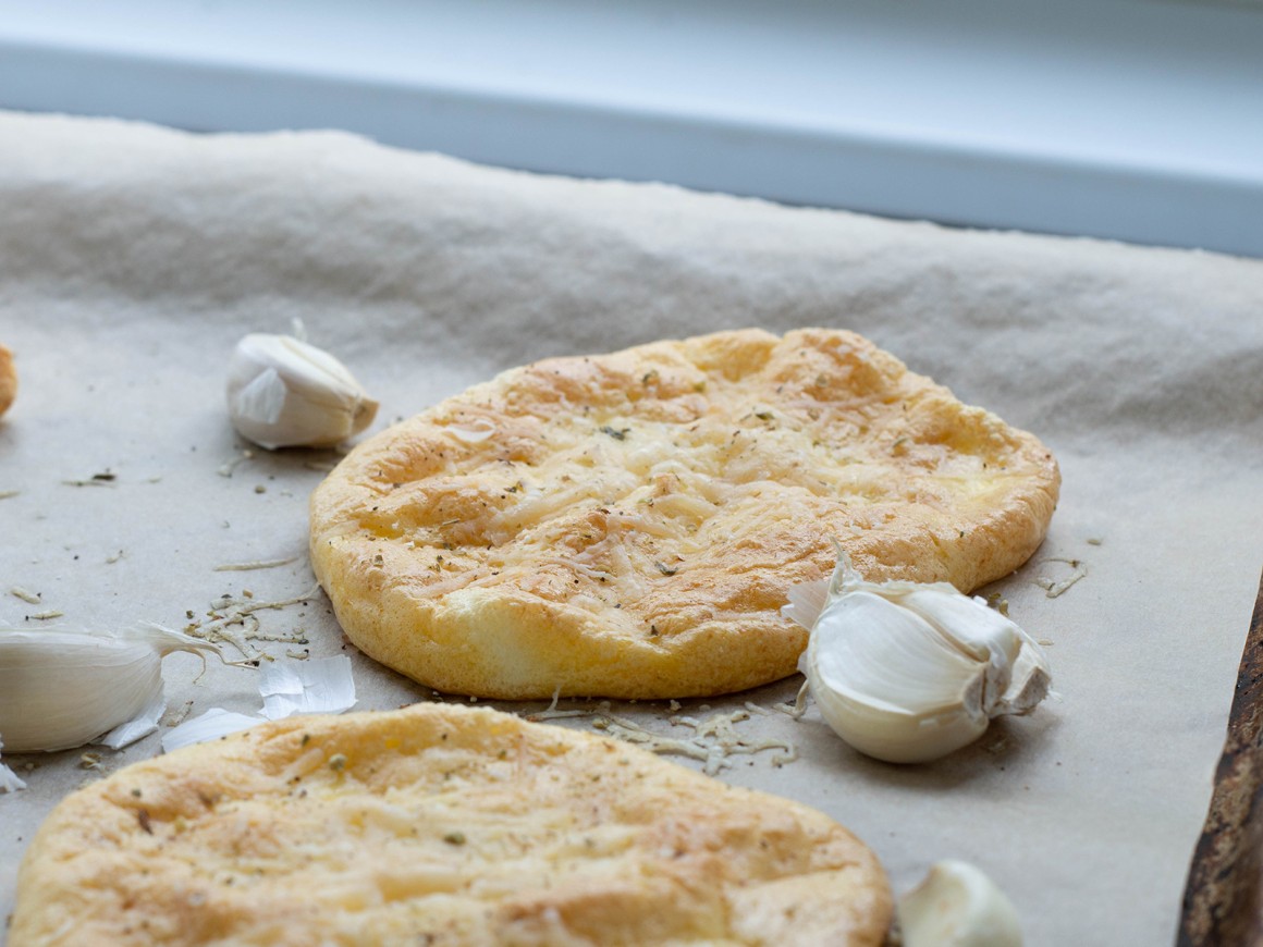 Wolkenbrot mit Knoblauch und Mozzarella