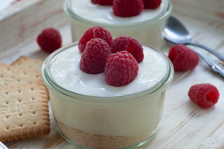 Weiße Creme mit Himbeeren