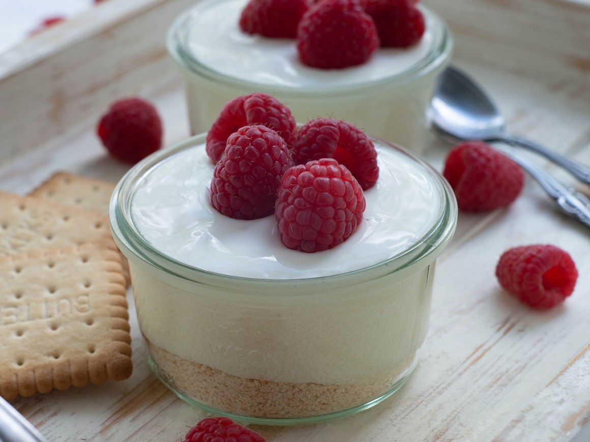 Weiße Creme mit Himbeeren