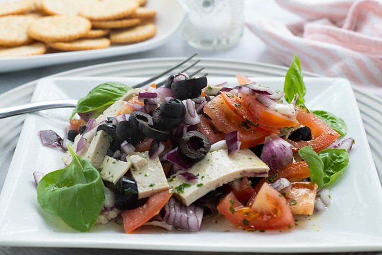 Tofusalat mit Tomaten und Oliven
