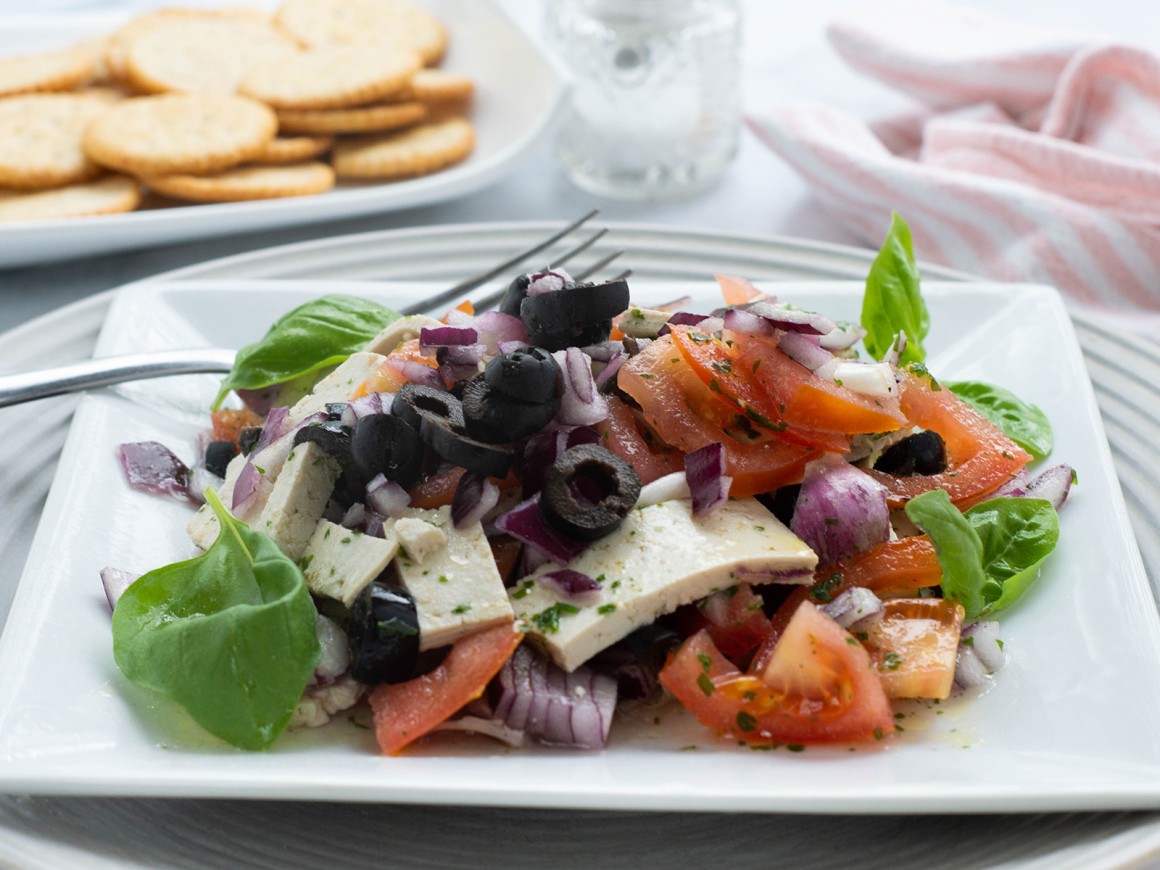 Tofusalat mit Tomaten und Oliven - Rezept