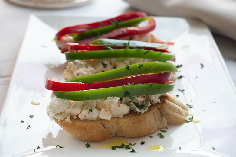 Bruschetta mit Feta und Paprika