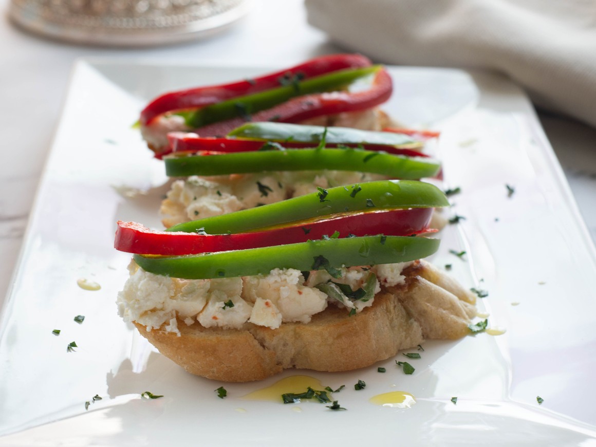 Bruschetta mit Feta und Paprika