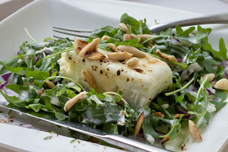 Gebackener Ziegenkäse mit Rucolasalat