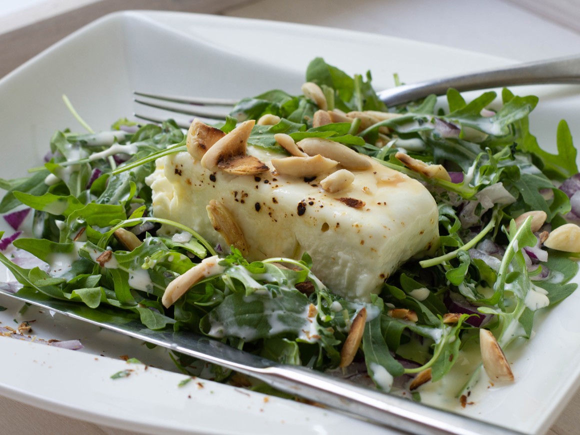 Gebackener Ziegenkäse mit Rucolasalat