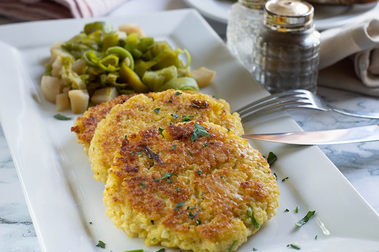 Hirseplätzchen mit Porreegemüse